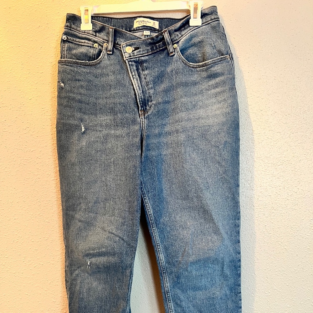 A&F Curve Love Ultra High Rise 90s Straight Jean - Medium Wash